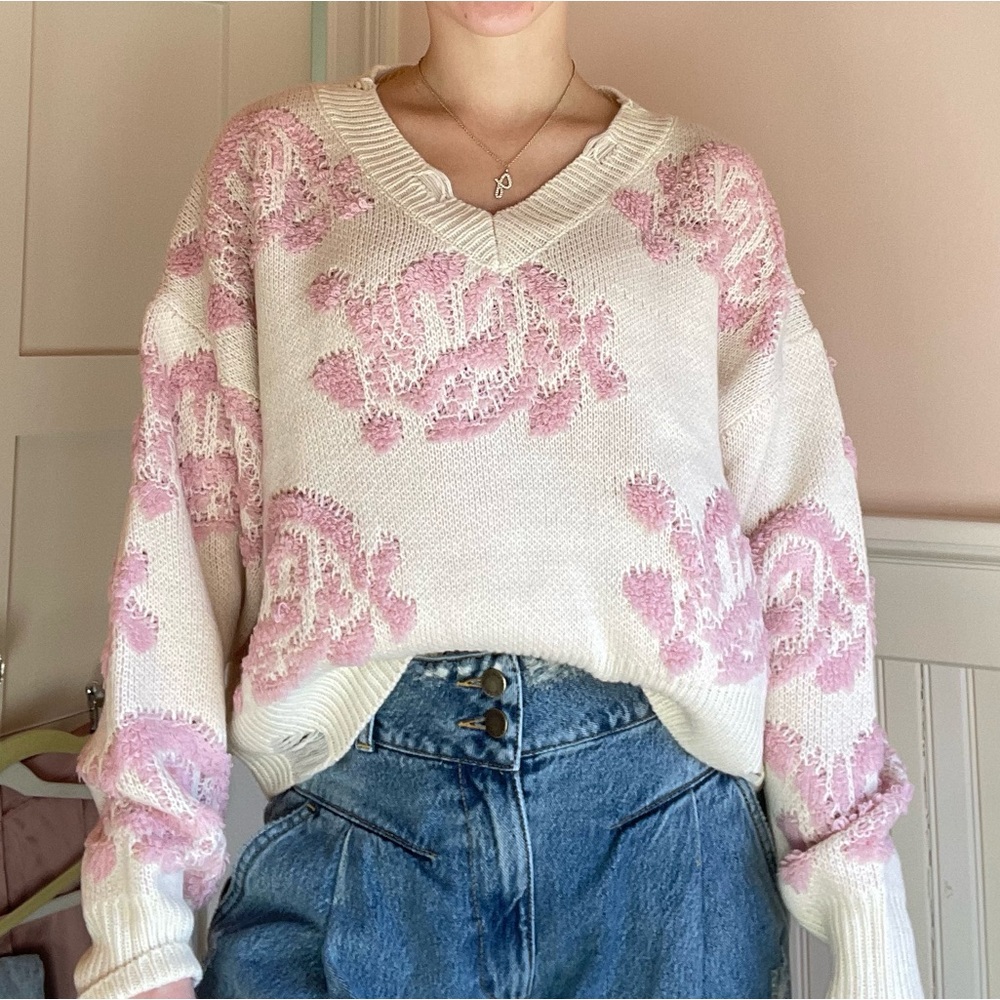 Small boutique Women’s Girly pink and cream v-neck sweater